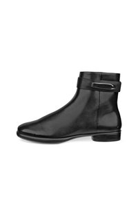 Bottines noires en cuir avec un design épuré, présentant une forme arrondie, un talon plat et une sangle décorative avec une boucle en argent poli.