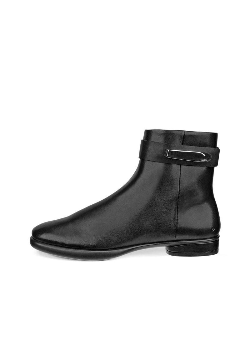 Bottines noires en cuir avec un design épuré, présentant une forme arrondie, un talon plat et une sangle décorative avec une boucle en argent poli.
