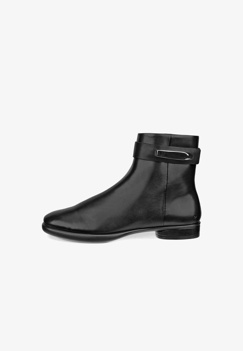 Bottines noires en cuir avec un design épuré, présentant une forme arrondie, un talon plat et une sangle décorative avec une boucle en argent poli.