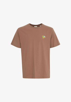 Rövid ujjú, barna pamut póló, amelyen egy kicsi, színes grafikát találunk a mellrészen. Klasszikus környakú dizájn, laza fazonnal.