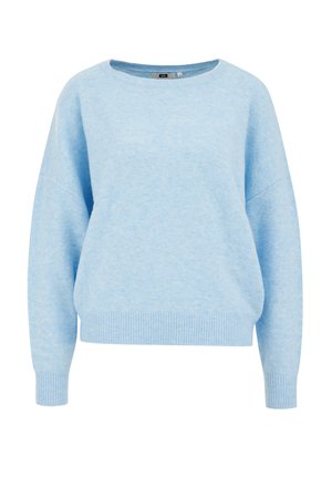 Šviesiai mėlynas megztinis iš minkštos medžiagos, su apvaliu iškirpimu, nusileidusiomis pečių siūlėmis ir raukinių rankogaliais bei apačia.