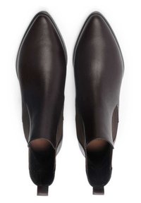 Botas de cuero marrón hasta el tobillo con puntas afiladas, paneles laterales elásticos y lengüetas en la parte posterior. Textura suave y diseño minimalista.