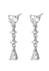 Pendientes en tono plateado que presentan un cristal en forma de corazón en la parte superior, con dos cristales redondos más pequeños y un cristal en forma de lágrima colgando debajo.