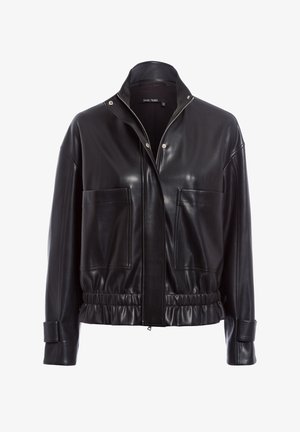 Schwarze Lederjacke mit hohem Kragen, Reißverschluss vorne und zwei großen Vorderseitentaschen. Verfügt über einen gerafften Bund und eine glatte Textur.