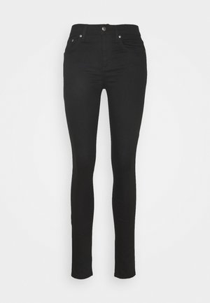 Jeans skinny negros hechos de denim elástico, con diseño de cinco bolsillos, cierre frontal con botón y detalles de costura sutiles en los lados.