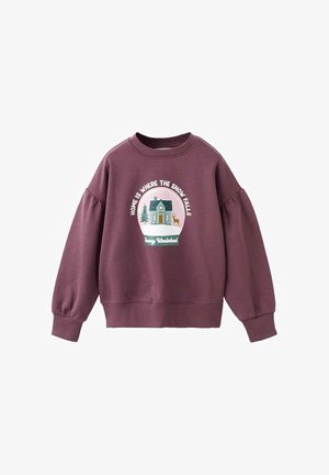 Bordeaux sweatshirt met lange, opbollende mouwen. Voorzien van een centrale afbeelding van een huis, bomen en een hert, met de tekst "Thuis is waar de sneeuw valt."