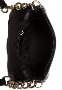 Borsa a mano in pelle nera con esterno testurizzato, componenti in metallo color oro e una tasca con zip interna. Presenta una tracolla a catena e un rivestimento interno nero uniforme.