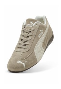 Beige mockask sneaker med en texturerad ljusgrå accent, med en vit logotyp och snören, rund tå och en mörk gummisula.