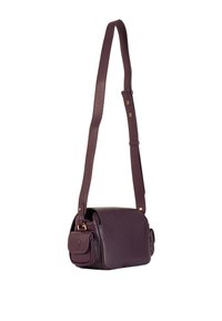 Borsa a tracolla viola in pelle con superficie testurizzata, tracolla regolabile e pattina frontale. Presenta accenti in metallo dorato e una tasca laterale.