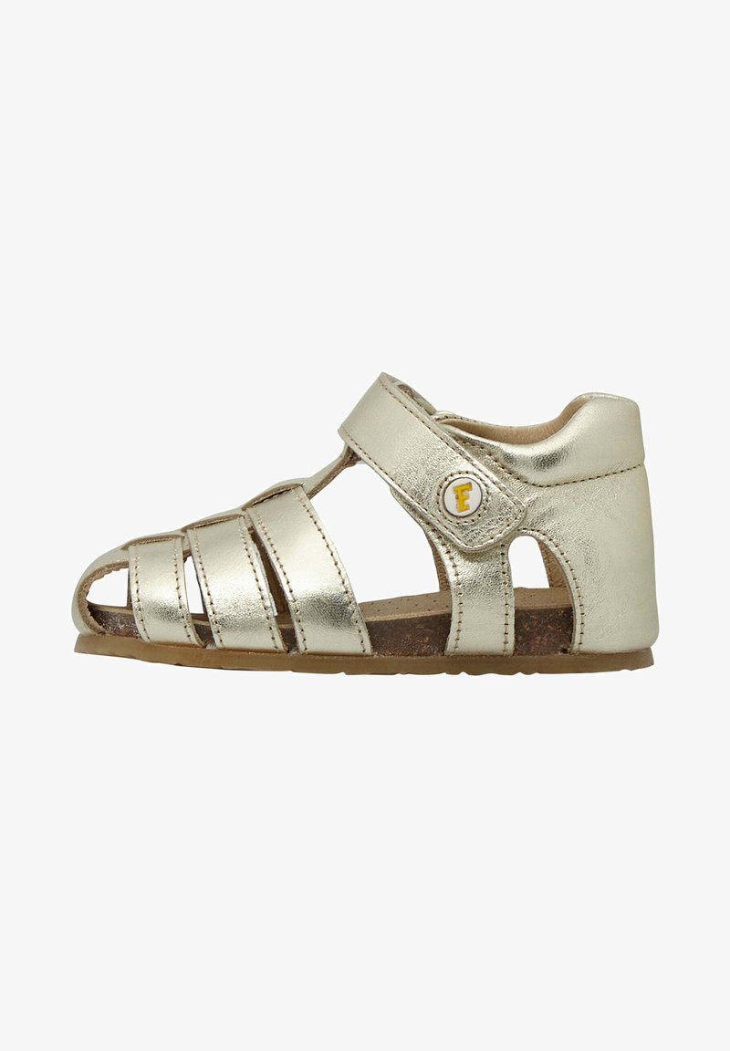 Sandalo per bebé in pelle dorata con design aperto, multiple cinghie e chiusura in Velcro regolabile. Presenta una suola beige e dettagli con logo.