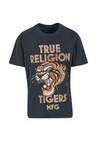 Melnais kokvilnas T-krekls ar tīģera grafiku, oranžām un baltām burtiem, kas lasāmi "TRUE RELIGION TIGERS MFG" nolietotā stilā.