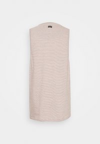 Top long beige sans manches avec une petite étiquette noire sur le haut du dos, présenté sur un fond blanc uni.