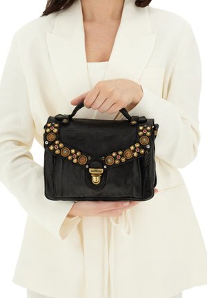 Borsa a tracolla in pelle nera con accenti metallici decorativi in oro, rosso e blu sul pattino; dotata di manico superiore e chiusura a clasp.