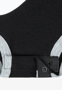 Svart stoff med grå detaljer, med en glatt tekstur og knappelukking, designet med pent søm og rund halsutskjæring.