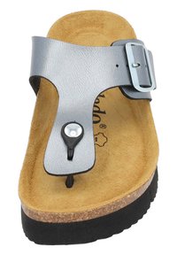 Grå syntetisk sandal med spænde, korkfodseng og sort gummisål. Har et tæerem og en glat overflade.