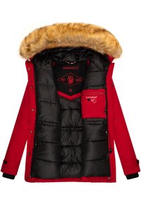 Sarkans parkas jaka ar mākslīgās kažokādas kapuci, melnu puffer odere, ar rāvējslēdzēju iekšējā kabata un izšūta detaļa uz odere.