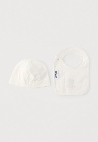 Σετ λευκού βαμβακερού σκούφου και σαλιάρας για μωρό. Ο σκούφος έχει στρογγυλεμένη κορυφή και διπλωμένη άκρη· η σαλιάρα διαθέτει στρογγυλό λαιμό και ασφάλιση με κουμπί στο πλάι.