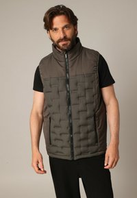 Non sélectionné, Military