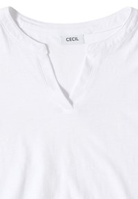 Hvid bomulds skjorte med en lille V-hals slids og et "CECIL" mærke syet indeni kraven.