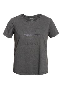 Camiseta gris de manga corta hecha de tejido suave. Presenta un diseño de texto en diferentes tonos, que dice "SIGUE TU CAMINO HASTA LA COLA."