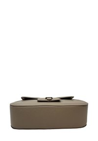 Borsa a mano rettangolare in pelle color taupe con texture granulosa, chiusura a patta e dettaglio con fibbia metallica sulla parte superiore, vista dal basso.