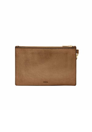 Pochette zippée en cuir marron avec une texture lisse, de forme rectangulaire, avec des accents en métal doré et un logo en relief à l'avant.