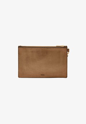 Pochette zip in pelle marrone con una texture liscia, forma rettangolare, dettagli in metallo dorato e logo impresso sulla parte anteriore.
