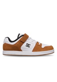 Weiße und braune Wildledersneaker mit gepolstertem Kragen, Schnürung vorne und Klettverschluss; mit einem Logo an der Seite und einer Gummisohle.