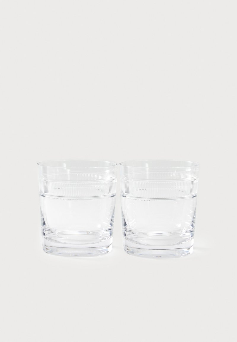 Dos vasos de cristal transparente con superficie lisa, que presentan un diseño sutil acanalado en el borde y están llenos de agua.