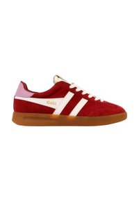 Sneaker in suede rosso con strisce bianche e suola in gomma. Presenta un accento rosa sul tallone e il marchio sul lato.