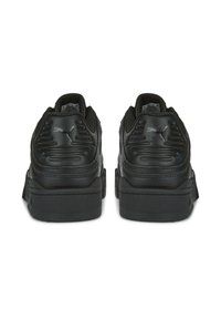 Sorte sneakers i atletisk stil med en glat læderoverdel og teksturerede detaljer samt polstrede kraver; fremhævet af en gummisål og logodetaljer.