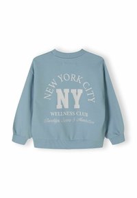 Modrá mikina s bílým textem: "NEW YORK CITY," "NY" a "WELLNESS CLUB" s akcenty na dolních oblastech. Hladké manžety a spodní lem.