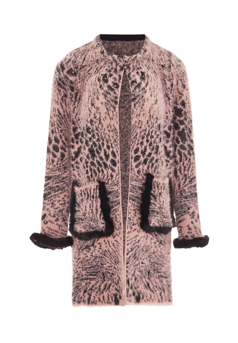 Abrigo rosa, texturizado, con un diseño de estampado de leopardo, acentos negros en los puños y los bolsillos, con un frente abierto y un material suave y cálido.