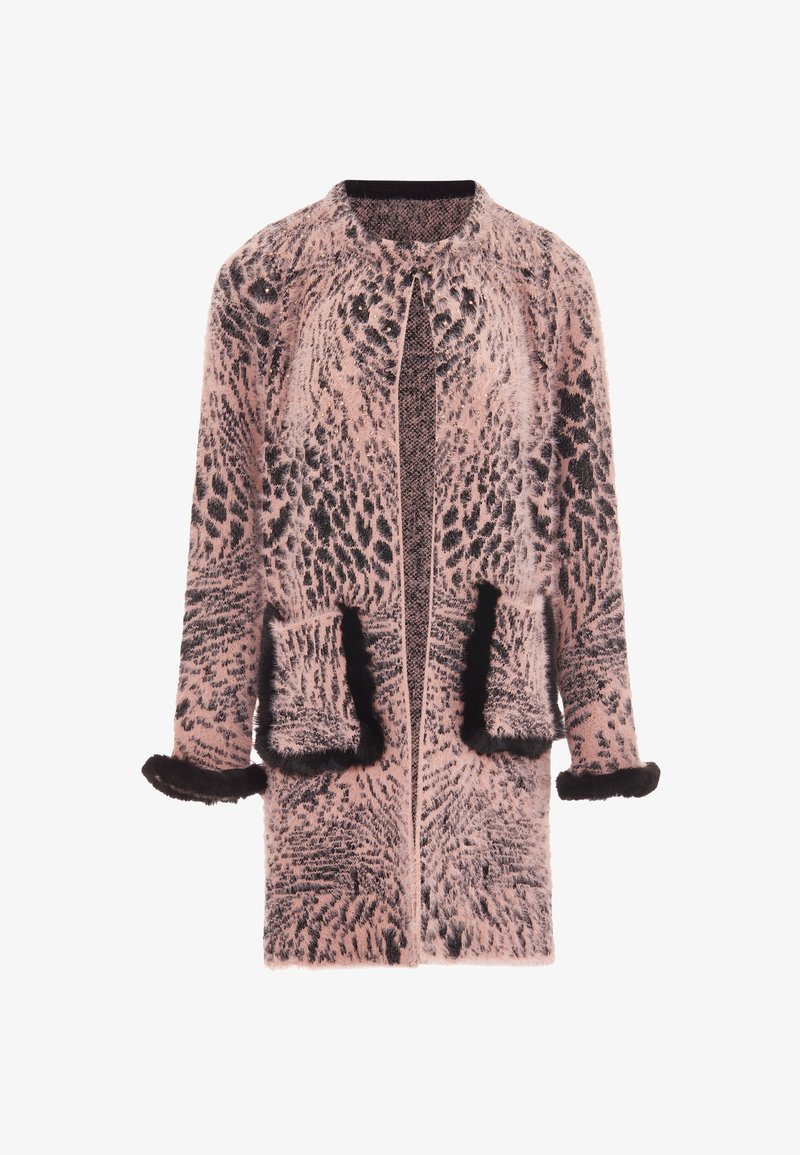 Cappotto rosa texture con design a stampa leopardata, dettagli neri sui polsini e sulle tasche, apertura anteriore, e materiale morbido e caldo.