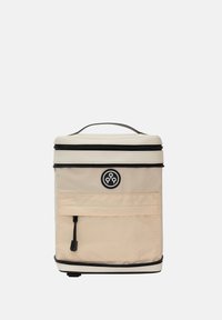 Sac isotherme beige avec des accents noirs, poignée supérieure, poche avant, double zips et patch rond. Texture lisse. Forme rectangulaire.
