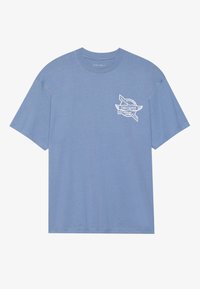 Lyseblå bomull T-skjorte med rund hals og korte ermer. Har en hvit grafisk logo på venstre brystområde. Klassisk passform.