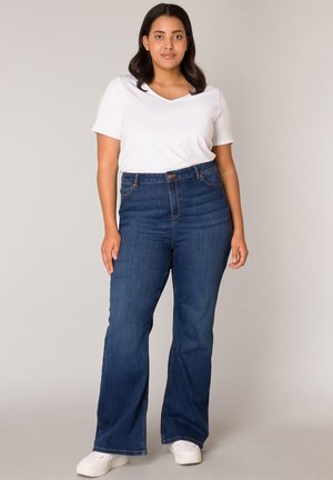 BASE LEVEL CURVY Flared Jeans - mid blue