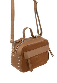 Bolso bandolera marrón con cuero texturizado y suave ante, cierre de cremallera, asa superior y tachuelas decorativas en el lateral.