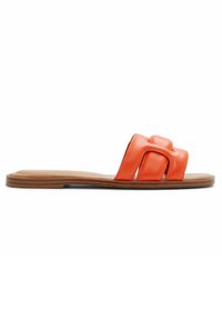 Mules en cuir orange avec une large bride rembourrée, une semelle plate marron et une texture lisse. Construction simple sans embellissements.
