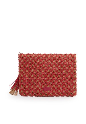 Borsa clutch rettangolare intrecciata con base in paglia naturale sovrapposta da una rete di macramè rossa e nappina sul cursore della zip.