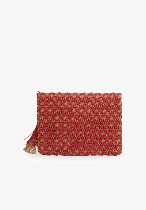 Borsa clutch rettangolare intrecciata con base in paglia naturale sovrapposta da una rete di macramè rossa e nappina sul cursore della zip.
