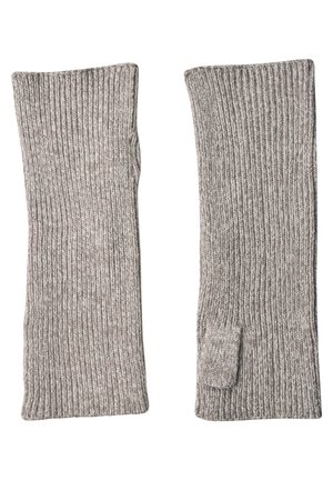 Paire de gants gris en tricot sans doigts avec une texture côtelée, dont un gant possède une ouverture pour le pouce.