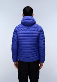 Modrá prošívaná bunda s vysokým límcem a prošívaným designem. Obsahuje kapuci a dlouhé rukávy. Materiál vypadá měkký a lehký.