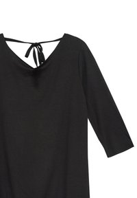 Czarna, długa sukienka z długim rękawem, dekoltem w kształcie litery V i detalem związywania z tyłu na karku.