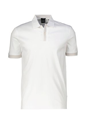 Camisa polo branca de manga curta com acabamento em bege na gola, com uma pala de dois botões e um discreto logótipo "BOSS" no lado esquerdo do peito.