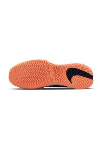 Sole športne čevlje Nike je izdelana iz teksturirane oranžne gume s herringbone vzorcem in temno modrim poudarkom Nike logotipa.