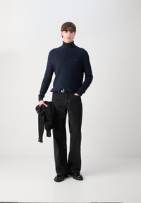 Tommy Hilfiger STRUCTURE ROLL NECK - Pulover - desert sky