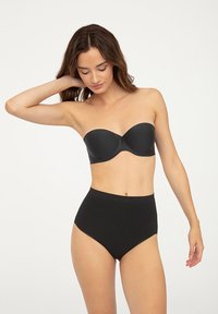 Czarny stanik bez ramiączek o gładkiej, matowej teksturze oraz czarne majtki z wysokim stanem. Oba elementy są bezszwowe, co zapewnia elegancki i minimalistyczny design.