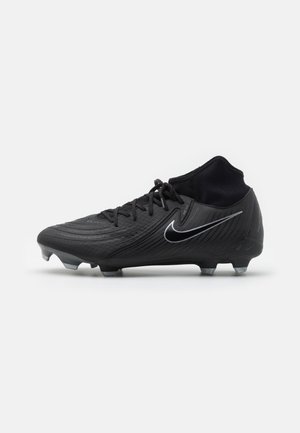 Czarny korki piłkarskie Nike z wysokim kołnierzem, sznurowadłami, teksturowanym wierzchem i szarymi ćwiekami na białym tle.