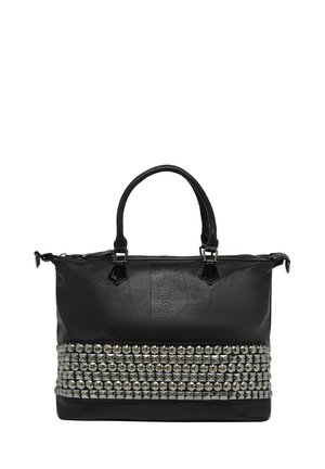 Sort læder håndtaske med en struktureret overflade, der har en række sølvfarvede nitter og pyramider tværs over midten. Dobbelthåndtag til bæring.